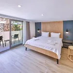 Athena Hotel *